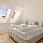 Hh - Modern L Center