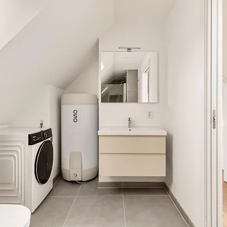 Hh - Modern L Center *