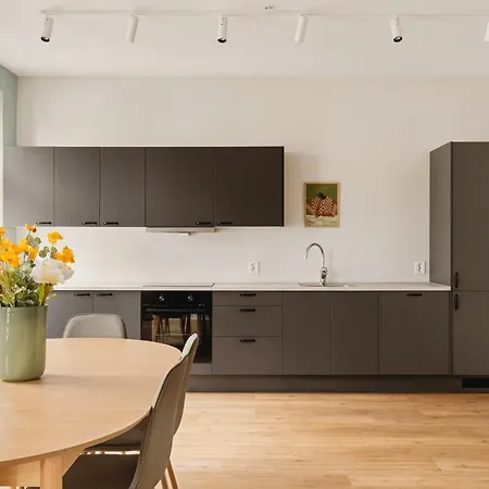 Hh - Modern L Center *