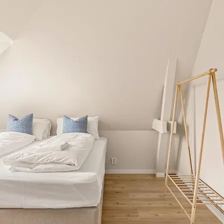 Hh - Modern L Center *