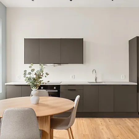 Hh - Modern L Center