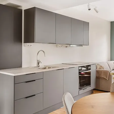 Hh - Modern L Center